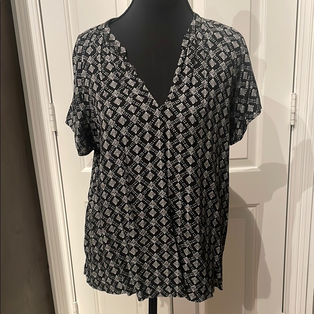 Old Navy Black and White Patterned Blouse (C)
